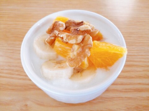 オレンジとバナナとくるみのヨーグルト